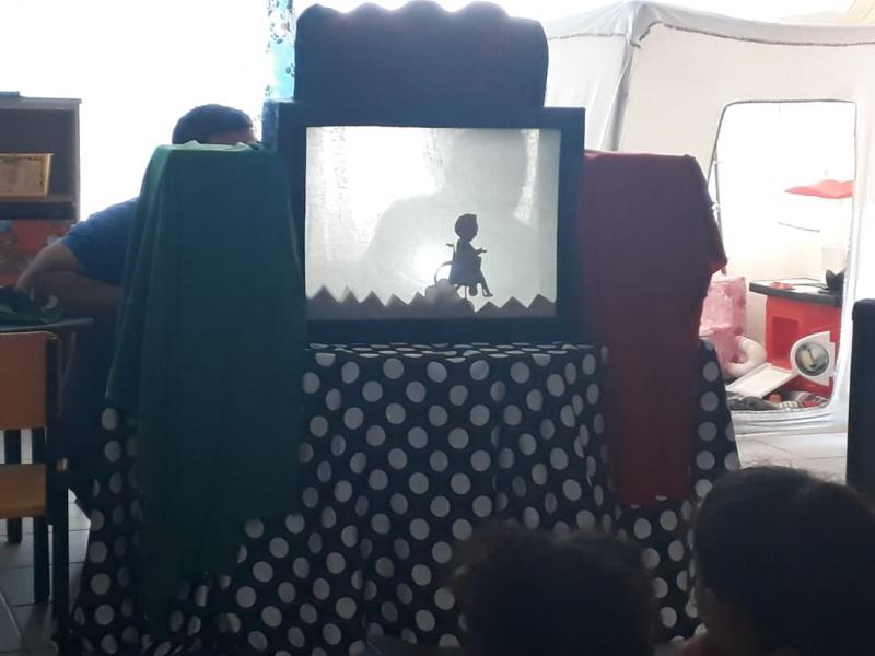 Professores apresentam teatro de sombras para promover a inclusão