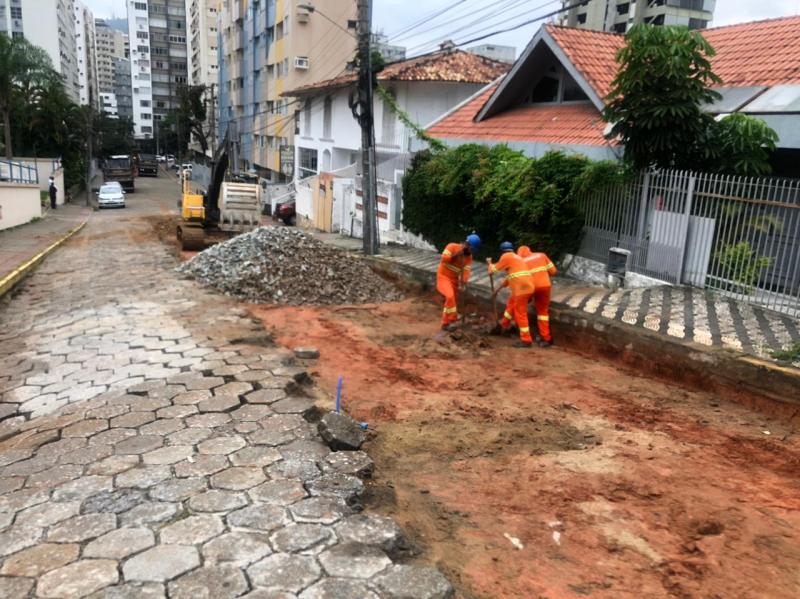 Pavimentação de via no Centro acontece com chuva fina