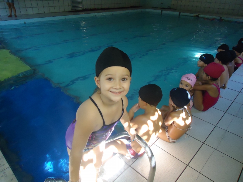 Creches: crianças da sala de aula para a piscina