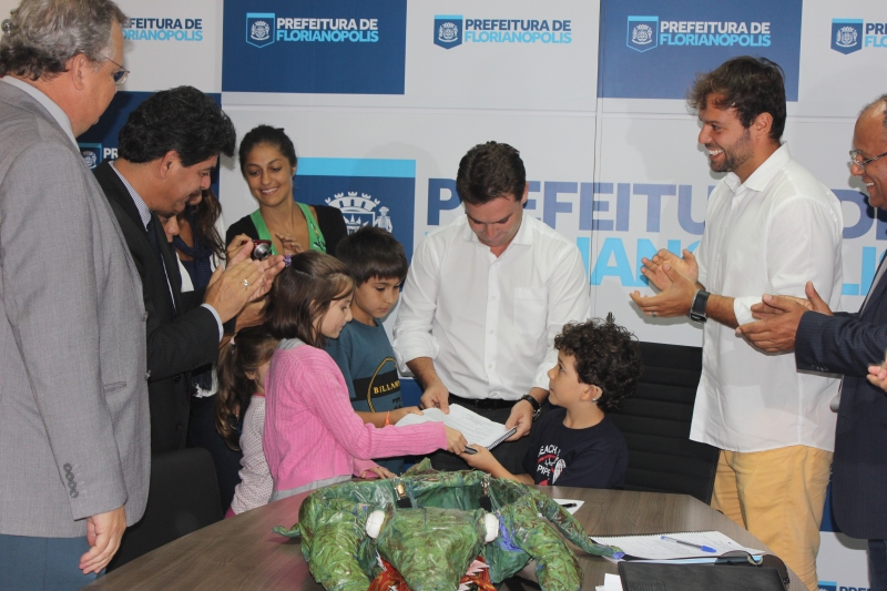 Santinho entrega projeto de parque natural