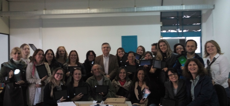 Professores da rede recebem tablets