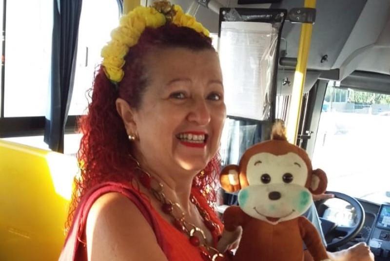 Professora pega ônibus fantasiada para contar história em creche 
