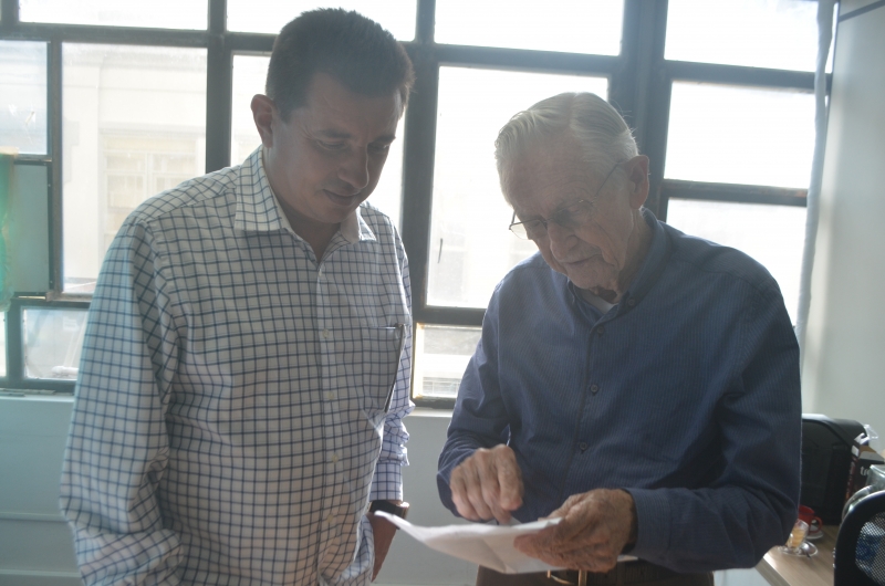 Secretário recebe visita de atletas da terceira idade