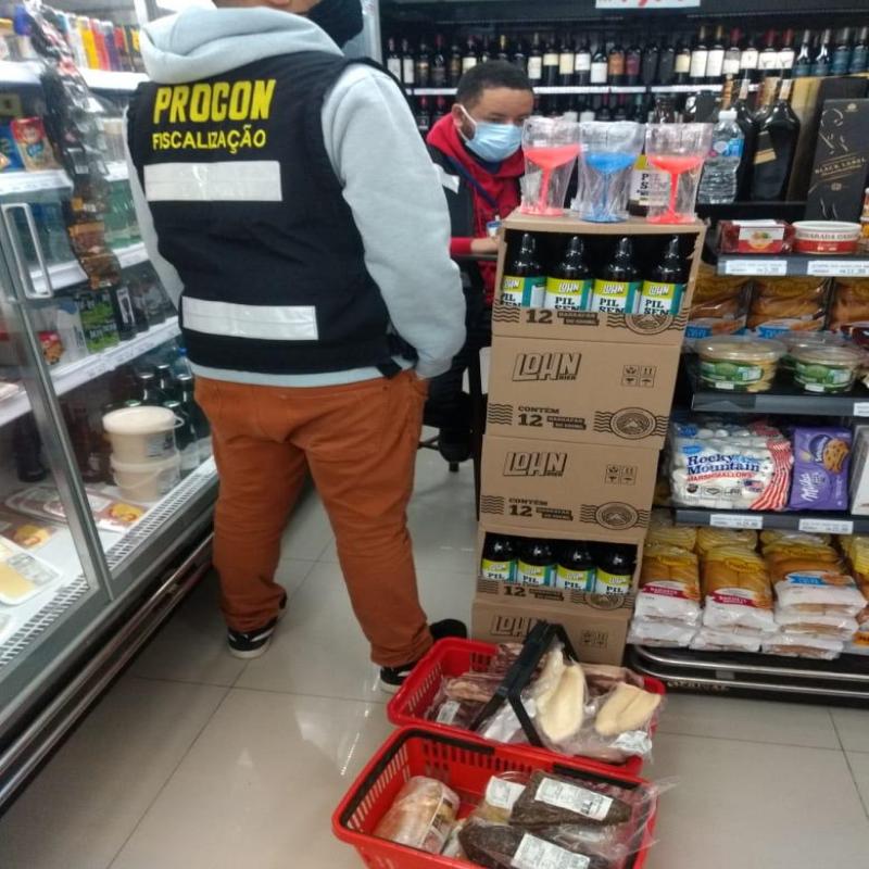 Procon apreende quase 40kg de alimentos vencidos em estabelecimentos