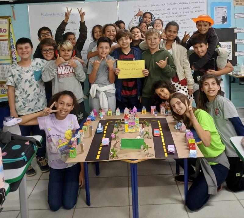 Estudantes criam maquete de condomínio unindo teoria e prática matemática