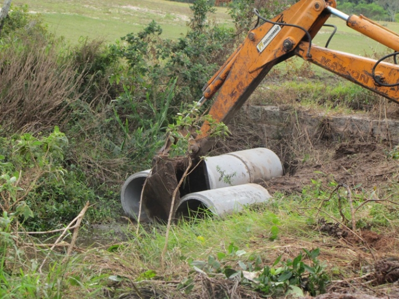 Equipe de fiscalização da Floram retira tubulação irregular 