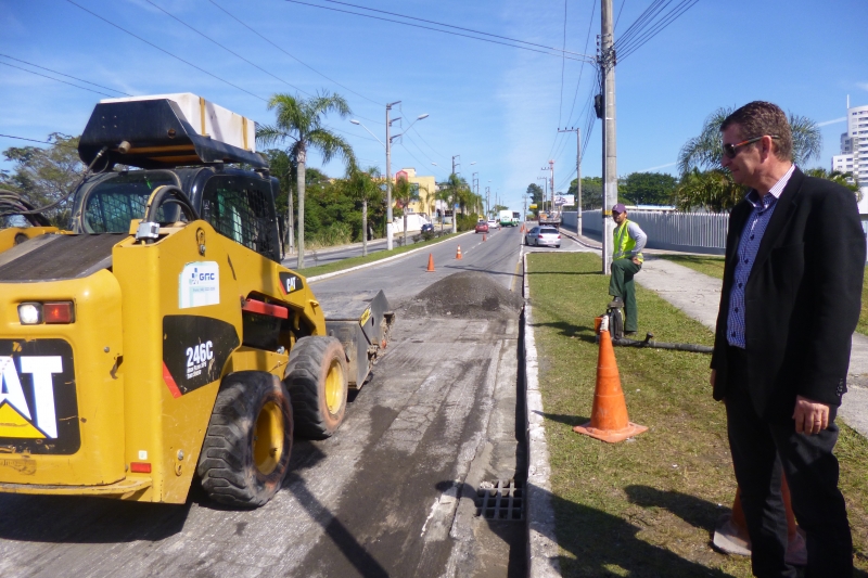 Continente recupera asfalto das principais vias 