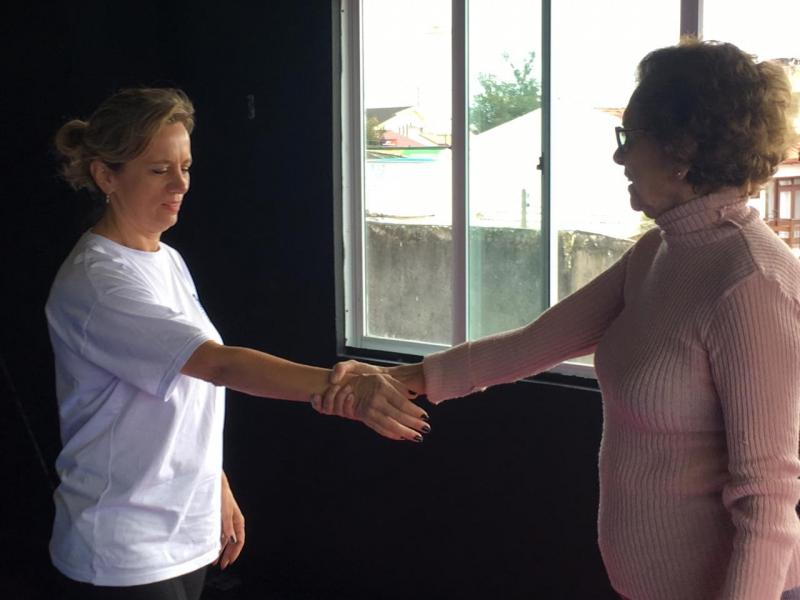 Idosas participam de aula de defesa pessoal do projeto Floripa com Elas