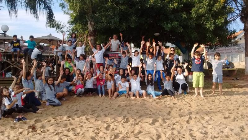 Unidade incentiva limpeza na praia de Sambaqui