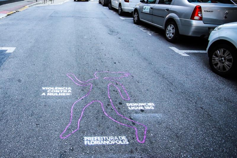 PMF usa pintura nas ruas para conscientizar população sobre a violência contra mulher