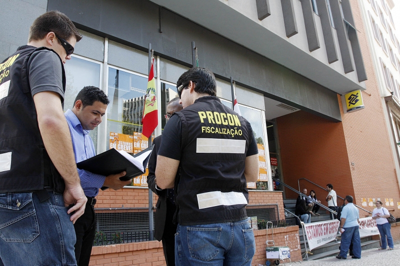 Procon firma acordo com grevistas bancários