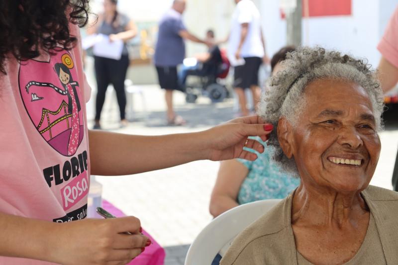Florianópolis promove Outubro Rosa para conscientização sobre saúde da mulher