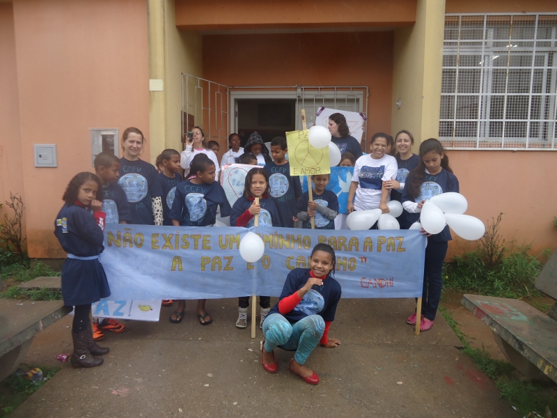 Jovens levam mensagem de paz no Continente