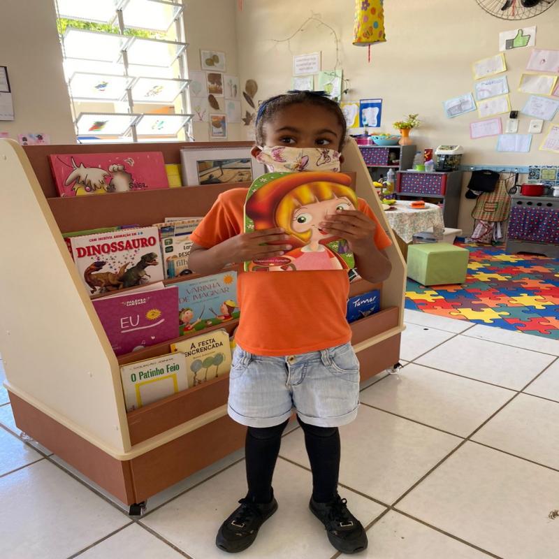 Estantes para livros estão sendo distribuídas para as salas de educação infantil da RME