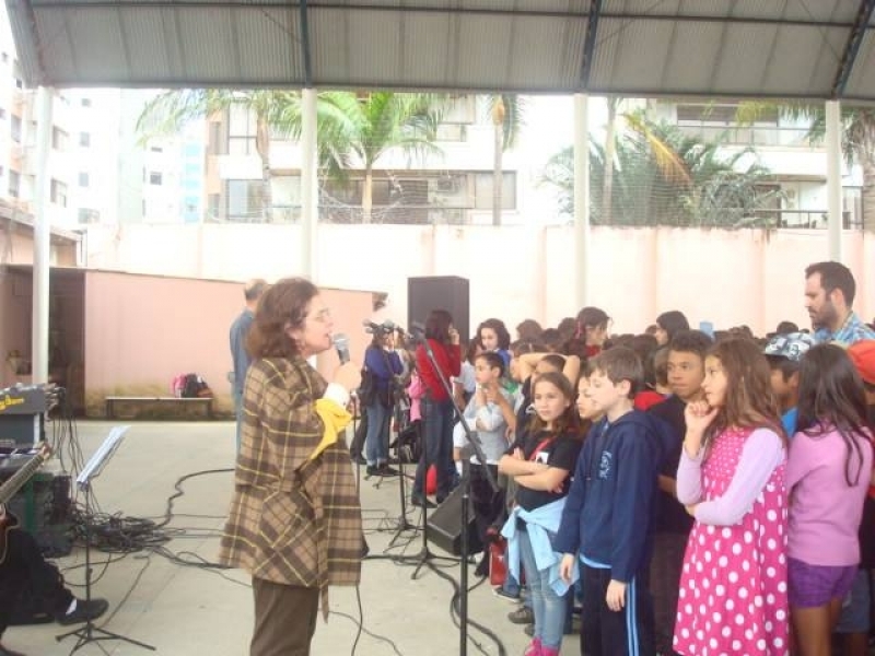 Coral 500 vozes faz apresentação diante da Catedral