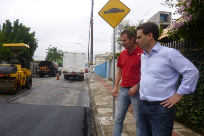 Rua Sérgio Gil recebe redutores de velocidade