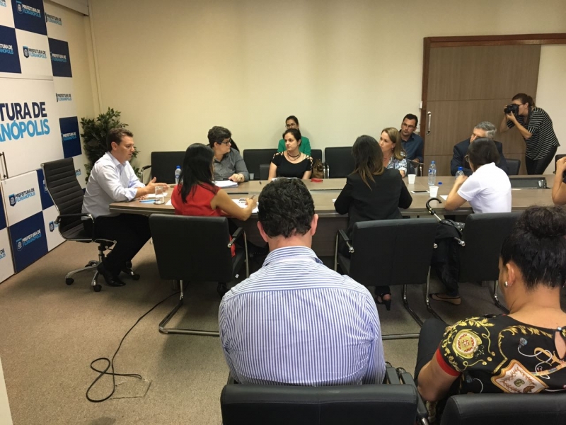 Prefeito entrega gestão com repasses às ONG