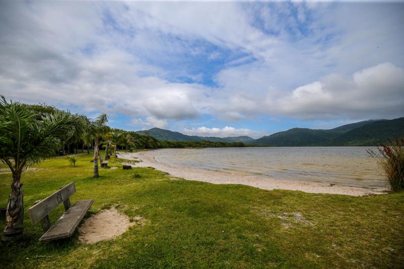 Cerimônia de hasteamento da Bandeira Azul na Lagoa do Peri ocorre nesta terça-feira