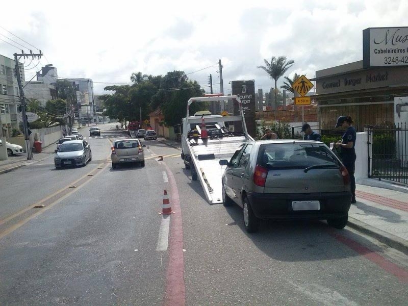 Guarda guincha veículos parados na ciclofaixa