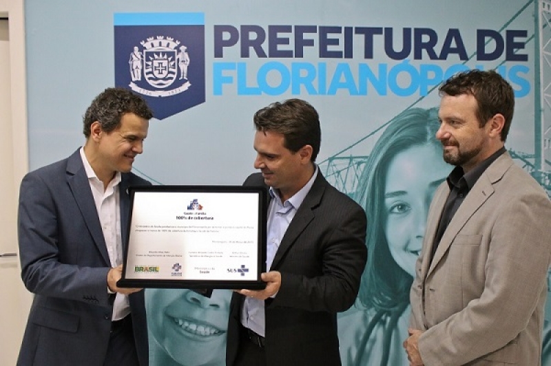 Saúde da Família: placa comemora cobertura 100%