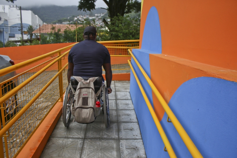 Justiça suspende cobrança extra a alunos especiais