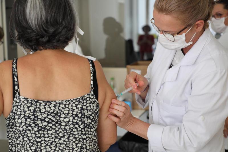 Em Florianópolis, 7 mil doses de vacina contra gripe foram aplicadas nesta segunda-feira 