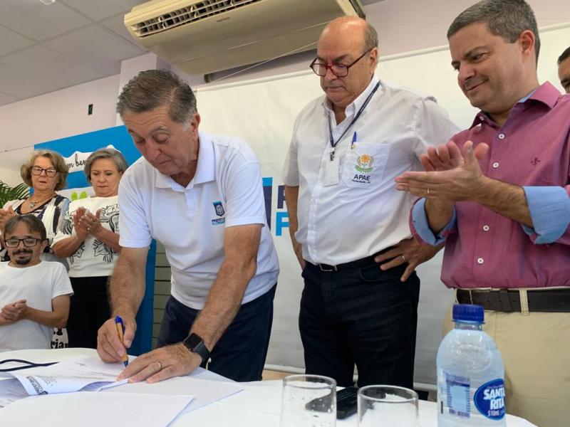 Prefeitura firma convênio com a APAE para realização de diagnóstico de estudantes com indicação de deficiência