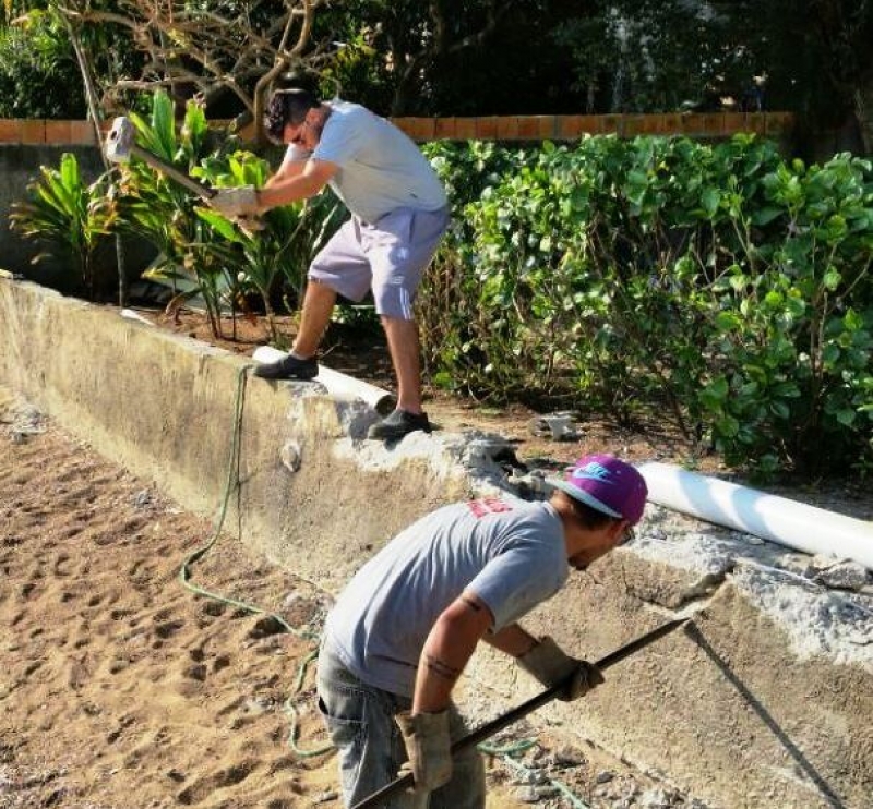 Muro irregular é demolido no Ribeirão