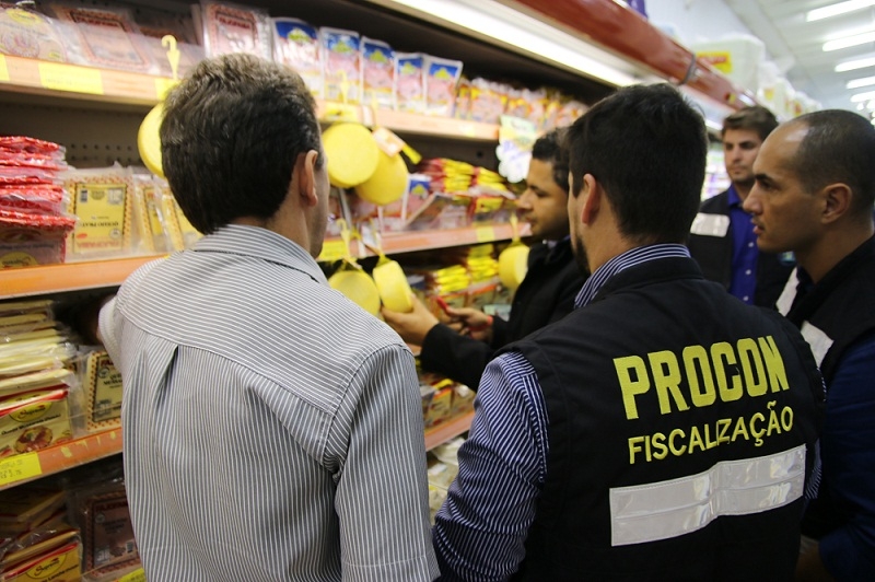 Defesa do Consumidor fiscaliza supermercados