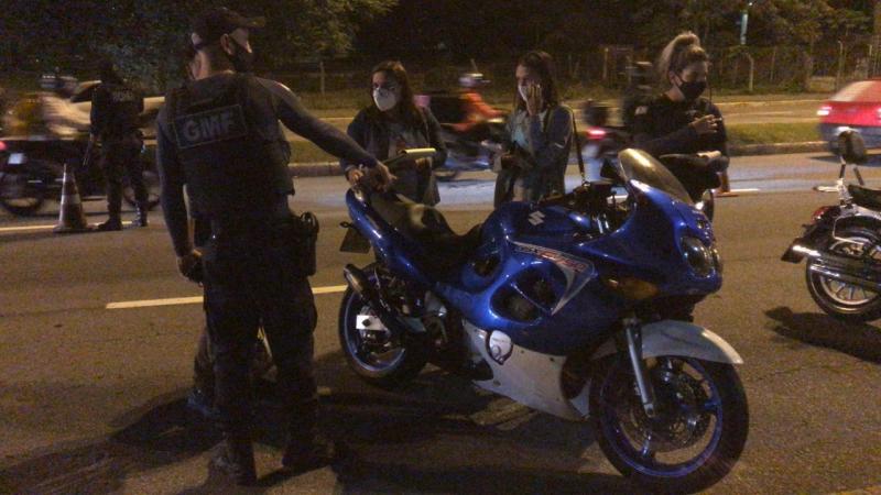 GMF utiliza decibelímetro para identificar condutores que circulam em alta velocidade e com alta emissão de ruído