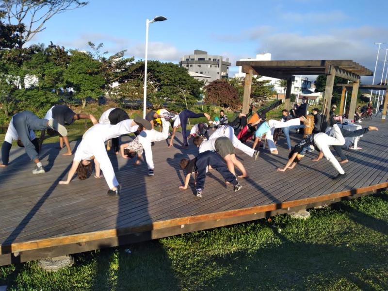 Fora da creche, professora da rede municipal da capital  ginga na capoeira