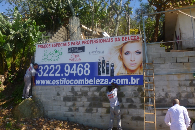 Continente retira placas irregulares na Via Expressa
