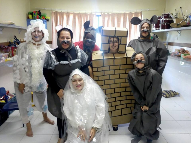 Professoras e auxiliares de sala criam grupo de teatro