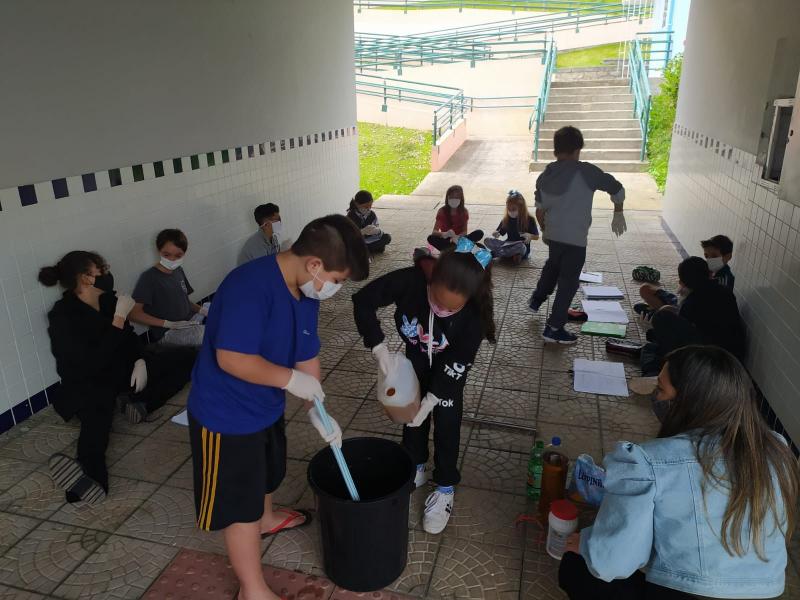 Professora de EBM realiza oficina de sabão com óleo de cozinha