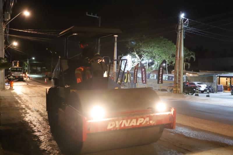 Serviço noturno na SC-406 faz 1km de recapeamento em 10 dias