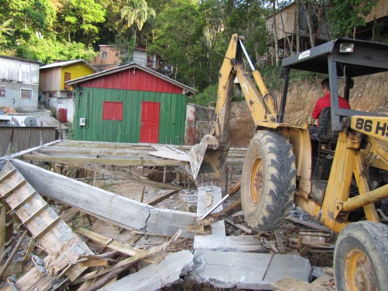 Construção em área de risco é demolida na Serrinha 