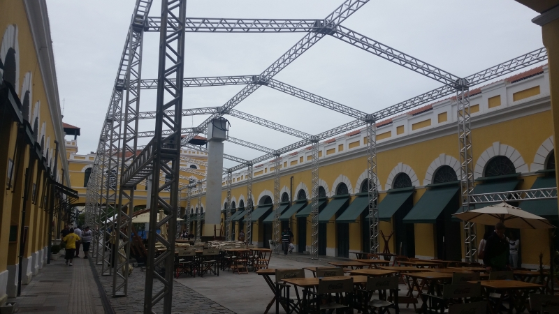 Vão do Mercado recebe cobertura provisória