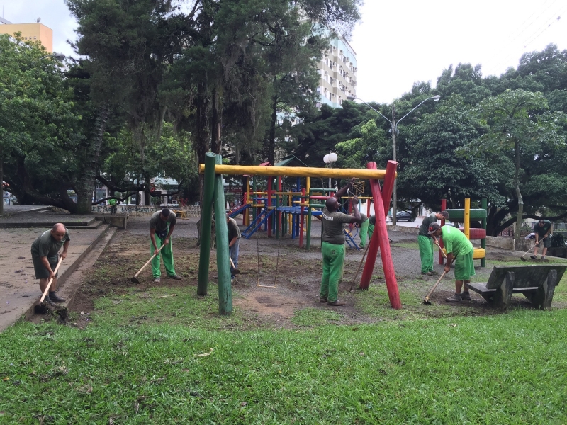 Floram faz limpeza na Praça Santos Dumont