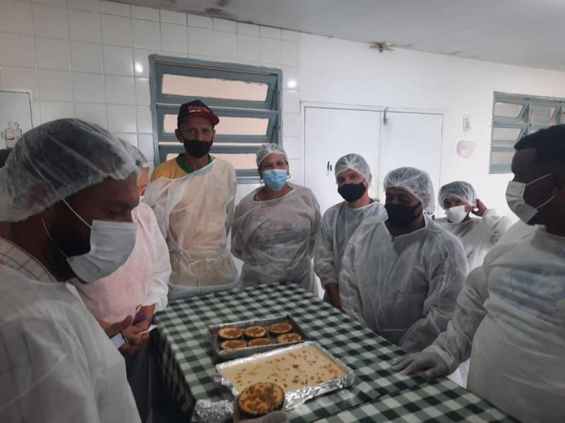 Pessoas em situação de rua fazem mousse  em curso de confeitaria 