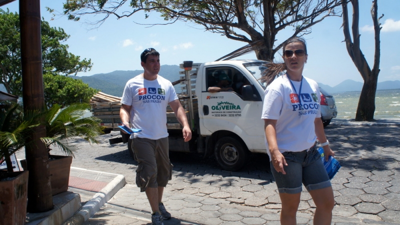 Procon na Praia autua restaurante na Lagoa