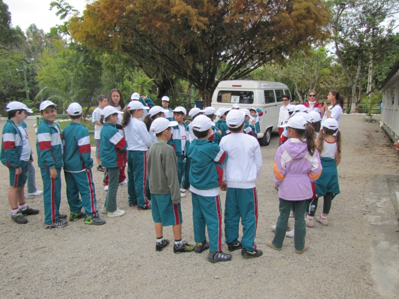 Crianças aprendem a separar o lixo com a equipe de educação ambiental
