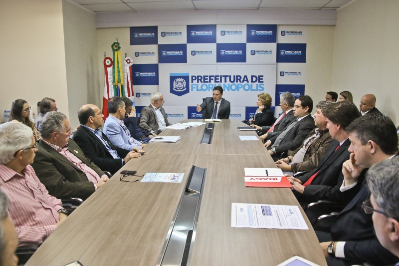 Prefeito reúne entidades para debater a cidade