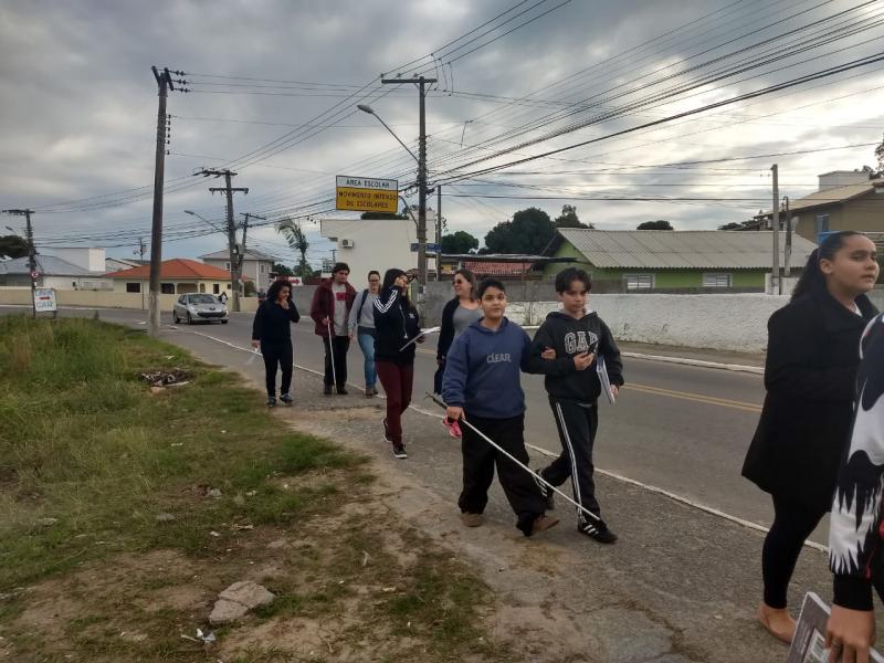 Estudantes da rede municipal vivenciam currículo escolar na rua