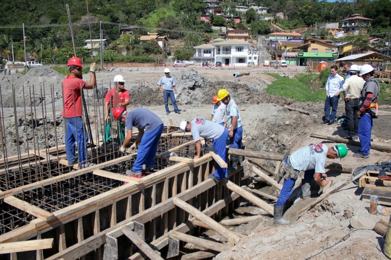 Prefeito vistoria obras do elevado do Rio Tavares