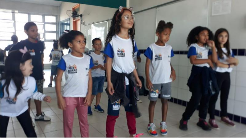 Dança contagia crianças do Bairro Educador do Morro da Mariquinha em Florianópolis