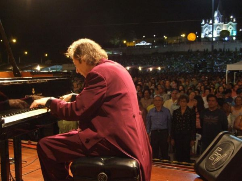 O piano de Arthur Moreira Lima no largo da Catedral