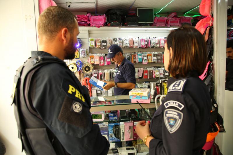 Mega operação apreende milhares de produtos ilegais no comércio estabelecido na Capital