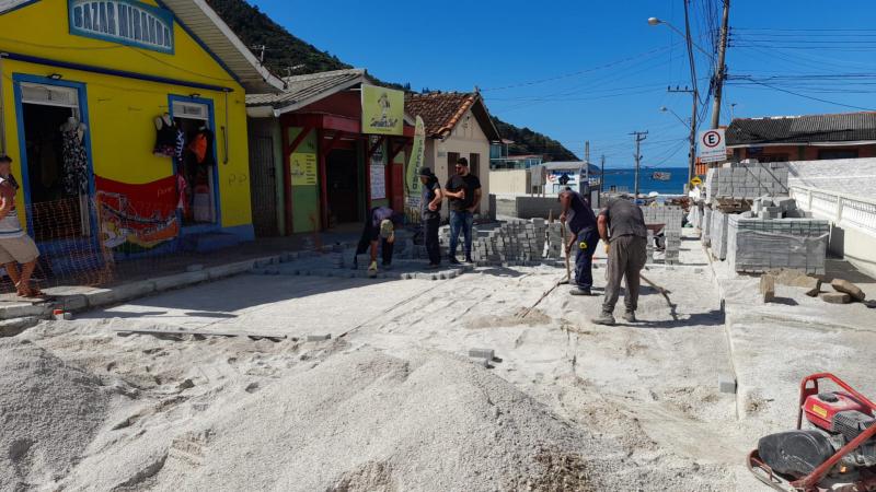 Prefeitura inicia a requalificação do acesso à praia do Pântano do Sul