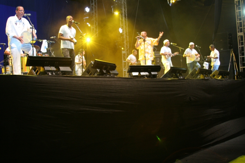 Público na Beira-Mar Norte dança ao som do Sambarah