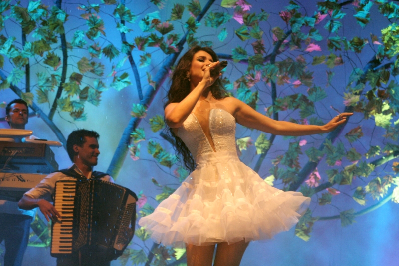 Paula Fernandes embala os corações à Beira-Mar